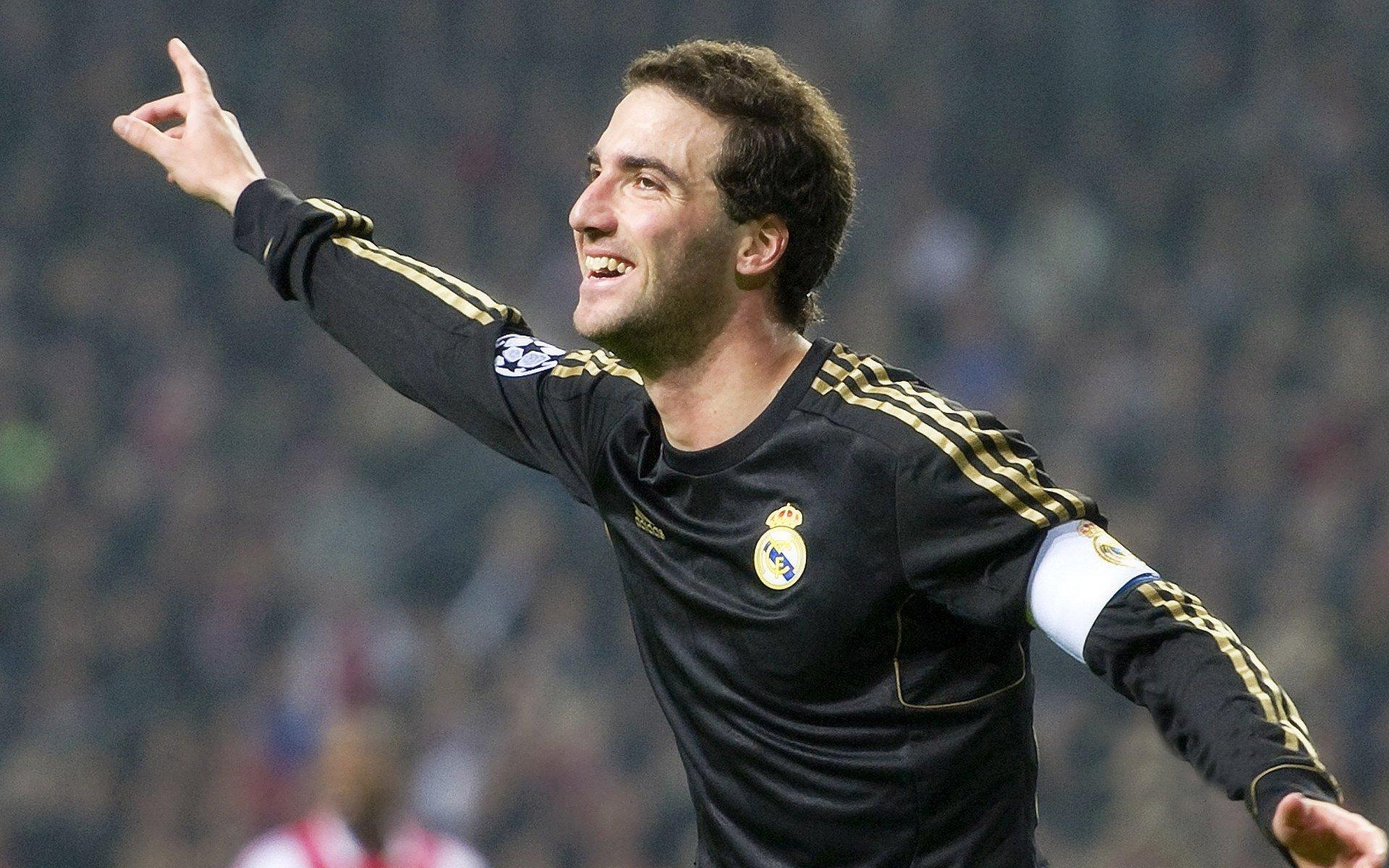 恰尔汗奥卢直言国际米兰实力远超AC米兰 暗讽伊布始终渴望成为焦点