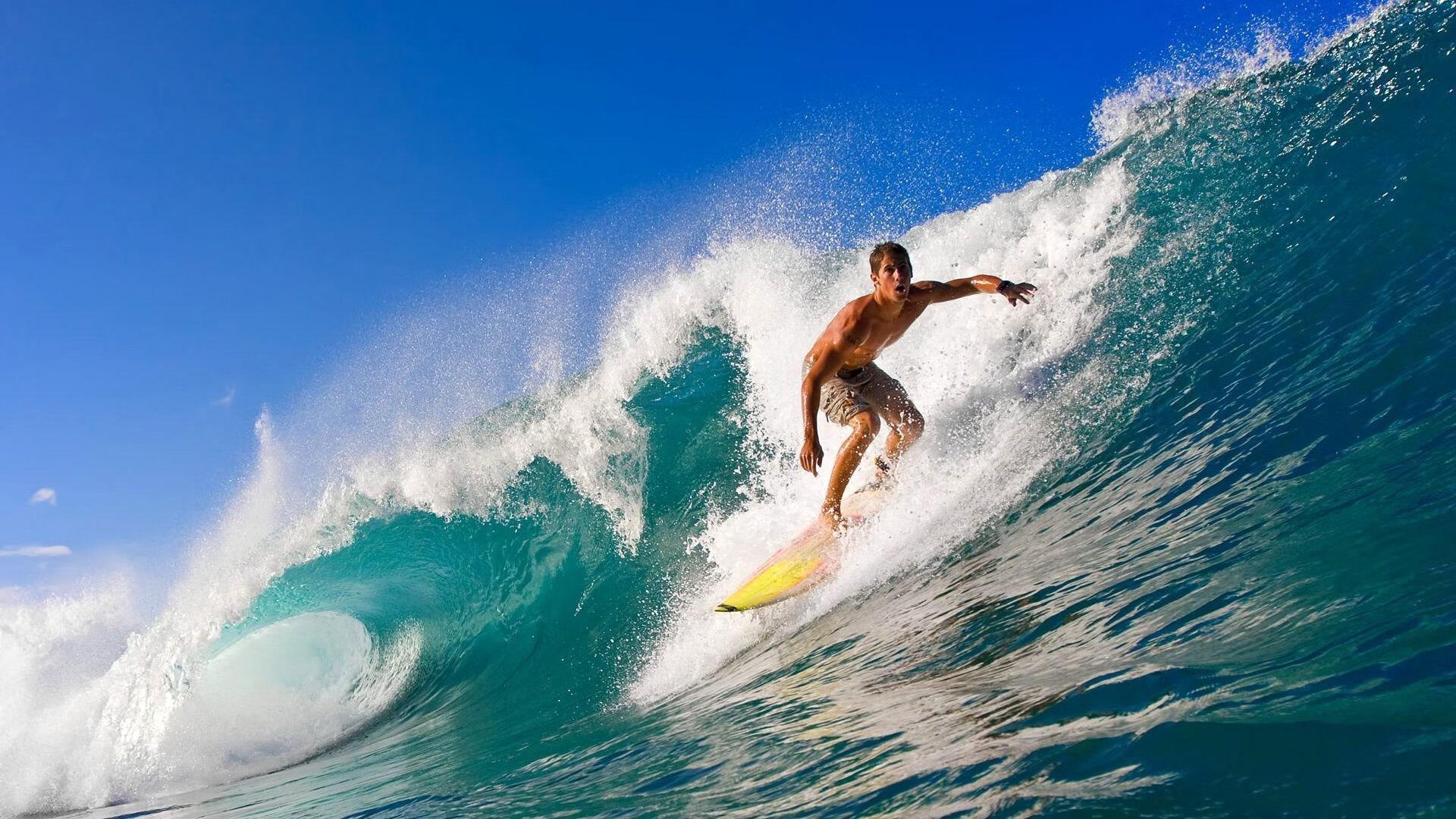 赛前预热变味 那不勒斯球迷酒店外燃放烟花引发争议